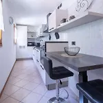 Guesthost - Accogliente Con Patio Esterno فيرونا