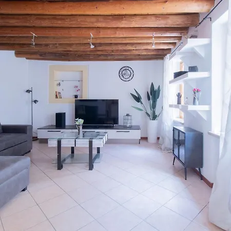 Guesthost - Accogliente Con Patio Esterno فيرونا