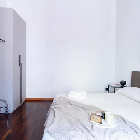 Guesthost - Accogliente Con Patio Esterno فيرونا